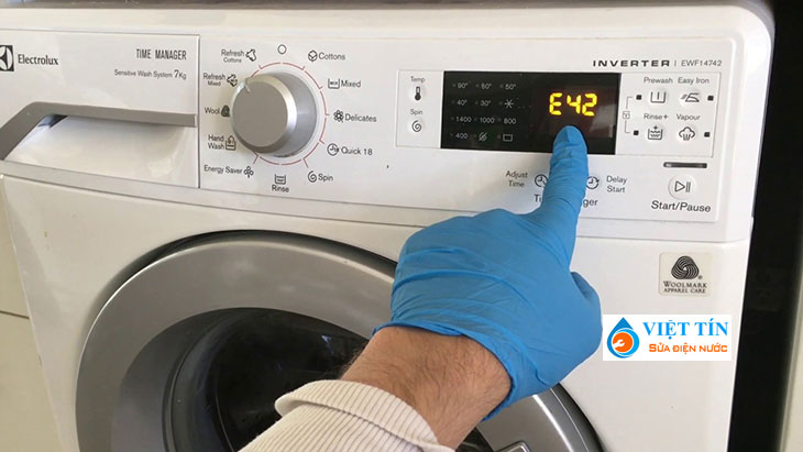 Máy giặt Electrolux bị lỗi khiến đèn báo hiệu chớp nháy sáng liên tục