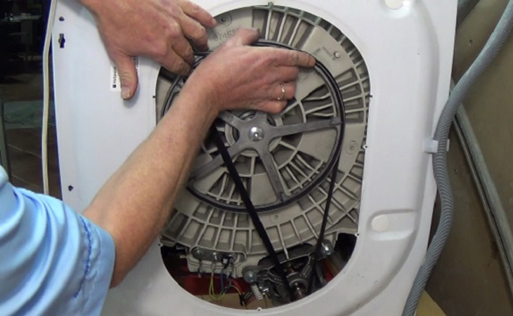 Sửa máy giặt Toshiba không vắt bằng cách thay dây curoa